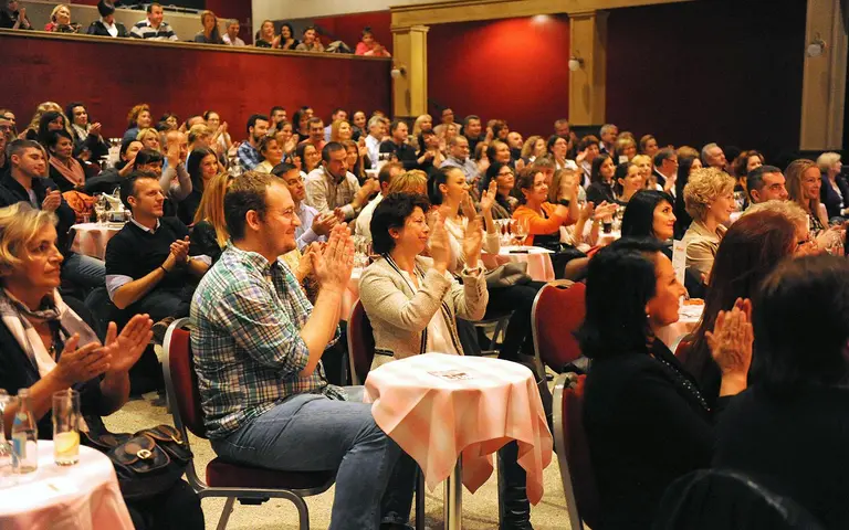 Pozorišna sala iz ugla bine