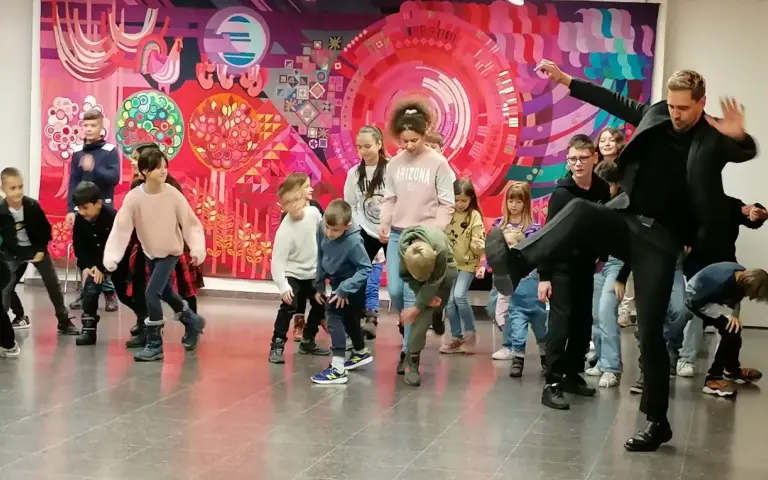 Deca plešu sa voditeljem na HELSE dečijem događaju