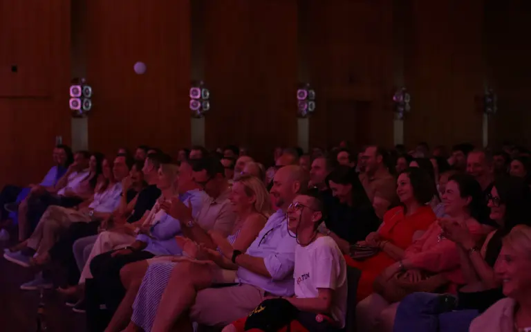Publika u sali usred smeha na stand-up večeri