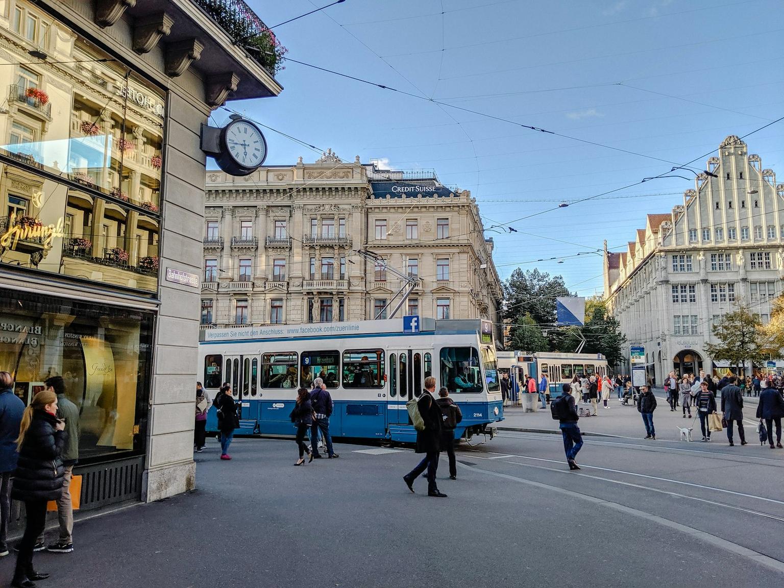 Tramvaj i prolaznici na Paradeplatzu u Cirihu